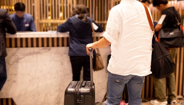 ILUSTRASI - Antre di lobi hotel untuk check-in(Shutterstock)