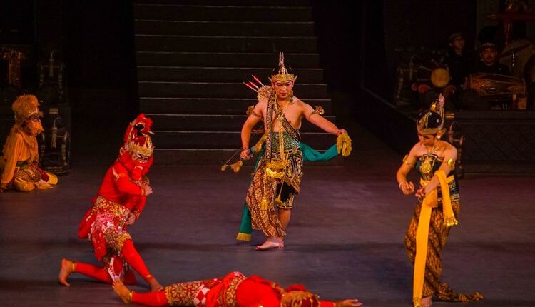 Sendratari Ramayana atau Ramayana Ballet menceritakan perjalanan Rama menyelamatkan Sinta yang diculik Rahwana.(SHUTTERSTOCK/RADITYA)