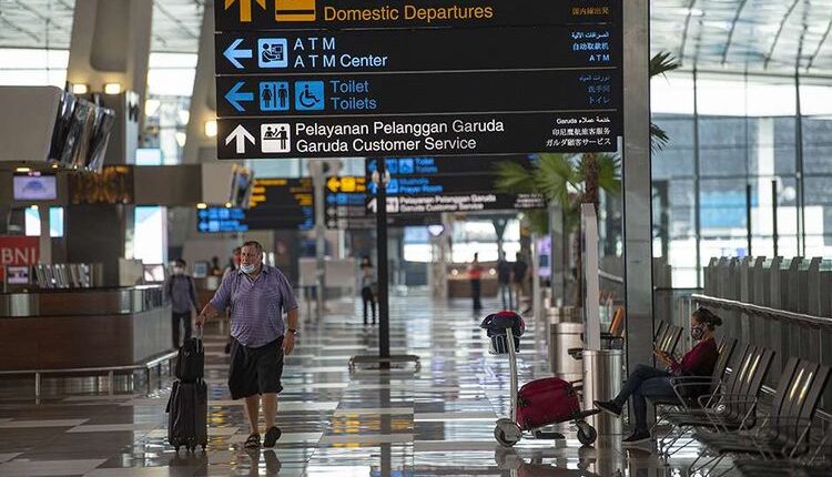 Calon penumpang berjalan di Terminal 3 Bandara Internasional Soekarno-Hatta, Tangerang, Banten, Kamis (9/7/2020). (ANTARA FOTO/ADITYA PRADANA PUTRA)