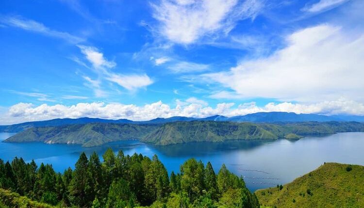 Pemandangan Danau Toba di Sumatera Utara (dok. Instagram @disparkabsamosir).(dok. Instagram @disparkabsamosir)