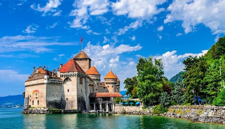 Ilustrasi Swiss - Kastil Chillon di Montreux yang lokasinya dekat dengan Danau Jenewa, Swiss (SHUTTERSTOCK/cge2010).(SHUTTERSTOCK/cge2010)