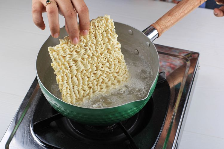 ilustrasi masak mi instan. (SHUTTERSTOCK/Ika Rahma H)