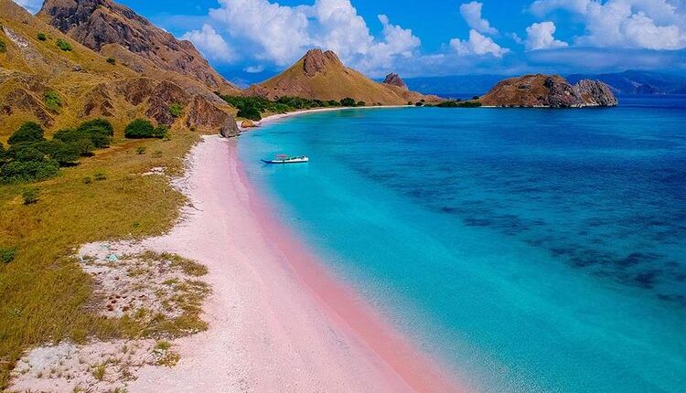 Foto dirilis Minggu (4/7/2021), memperlihatkan foto udara Pantai Merah alias Pink Beach di Nusa Tenggara Timur. (ANTARA FOTO/RIVAN AWAL LINGGA)