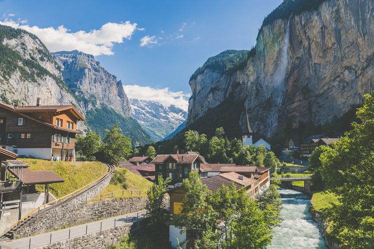 Ilustrasi Swiss.(UNSPLASH/TIM TRAD)