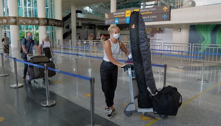 Wisatawan mancanegara tiba di Bandara Internasional I Gusti Ngurah Rai, Badung, Bali, Senin (7/3/2022). Pemerintah Provinsi Bali mulai menerapkan kebijakan tanpa karantina bagi pelaku perjalanan luar negeri (PPLN) ke Pulau Dewata dan menerapkan layanan Visa on Arrival (VOA) bagi PPLN khusus yang datang dari 23 negara yang berlaku pada Senin (7/3). ANTARA FOTO/Nyoman Hendra Wibowo/rwa. (ANTARA FOTO/Nyoman Hendra Wibowo)
