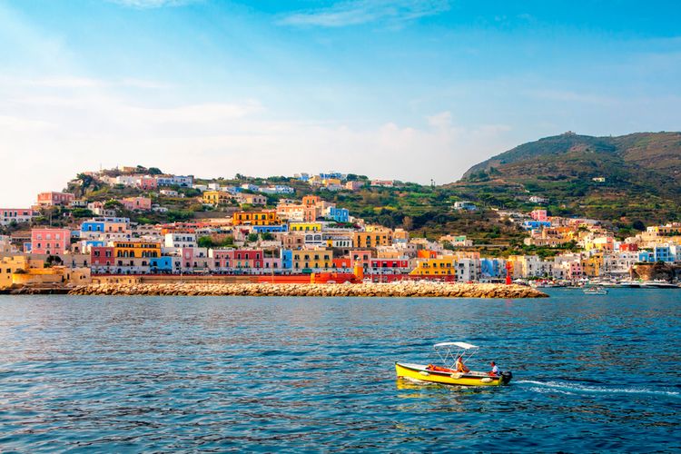 Pemandangan pelabuhan di Ponza, Lazio, Italia.(SHUTTERSTOCK/VLADIMIR SAZONOV)