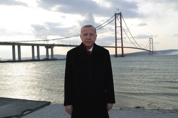 Presiden Turki Recep Tayyip Erdogan berfoto di depan Jembatan Canakkale 1915, di anakkale, Turki barat, Jumat, 18 Maret 2022. (TURKISH PRESIDENCY via AP PHOTO)