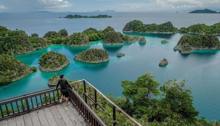 Pemandangan Raja Ampat dari Bukit Pianemo. (Indonesia Travel)
