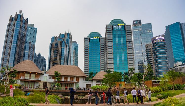 Pemandangan langit dari hutan kota kompleks Gelora Bung Karno, Jakarta Selatan.(SHUTTERSTOCK/HANI SANTOSA)