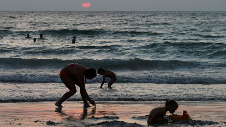 Beberapa turis Barat terlihat di pantai yang biasanya penuh dengan turis Tiongkok, di tengah ketakutan akan virus corona di Phuket, Thailand 10 Maret 2020. Thailand mengumumkan kematian pertama akibat Virus Corona COVID-19 pada Minggu 1 Maret 2020. Korban merupakan seorang pekerja ritel pria berusia 35 tahun. REUTERS/SOE ZEYA TUN