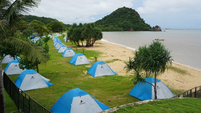 Suasana camping ground di bibir Pantai Kuta Lombok pada Sabtu (19/3/2022). Foto: Adhie Ichsan/kumparan