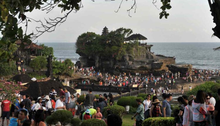 Turis Rusia di Tanah Lot