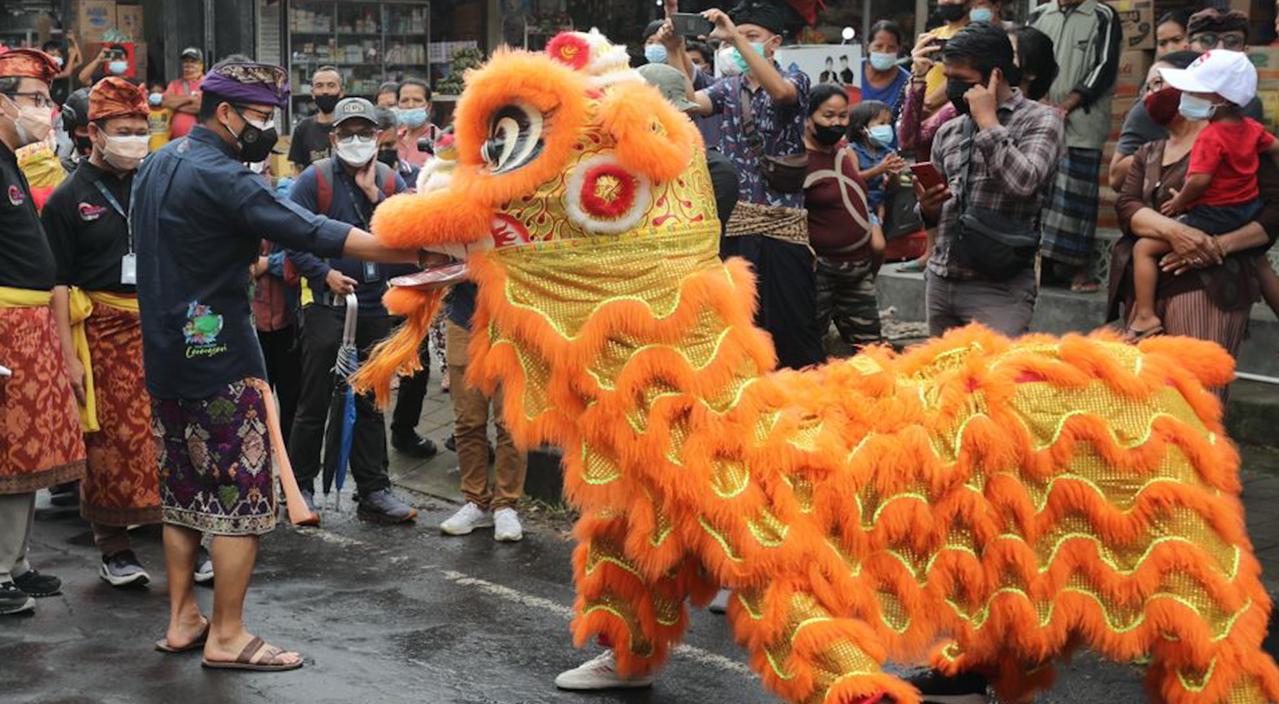 Daya tarik seni dan budaya di desa yang merupakan juara pertama untuk kategori konten kreatif pada Anugerah Desa Wisata Indonesia (ADWI) 2021 ini juga tidak boleh dilupakan, karena Desa Carangsari memiliki akulturasi budaya Bali dengan Tionghoa, seperti Tari Topeng Tugek Carangsari. 