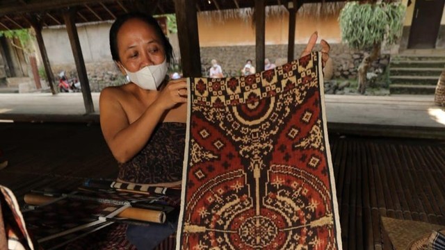 Kain tenun Grinsing. Foto: Kemenparekraf