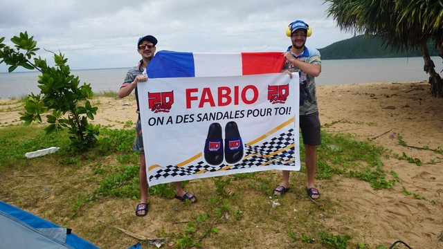Dua orang turis asal Prancis yang rela camping di bibir Pantai Kuta Lombok pada Sabtu (19/3/2022). Foto: Adhie Ichsan/kumparan