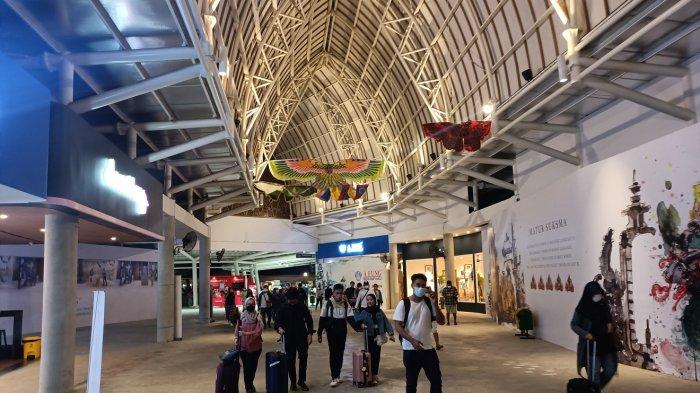 Suasana penumpang di terminal kedatangan domestik Bandara I Gusti Ngurah Rai Bali Senin 7 Maret 2022 - Pastikan VoA Berjalan Baik, Kemenko Marves dan Parekraf Pantau Bandara Ngurah Rai Bali