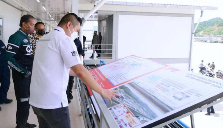 Foto: Jokowi tinjau sirkuit Mandalika (Dok: Biro Pers Sekretariat Presiden) Jokowi tinjau sirkuit Mandalika (Dok: Biro Pers Sekretariat Presiden)