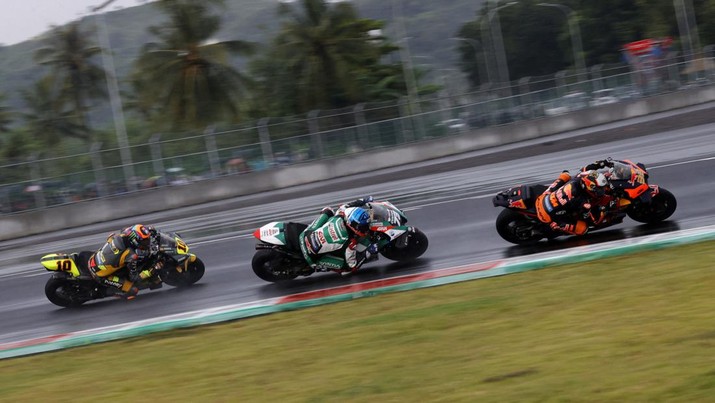 Foto: Luca Marini dari Mooney VR46 Racing Team, Alex Marquez dari LCR Honda dan Brad Binder dari Red Bull KTM Factory Racing beraksi saat balapan MotoGP di Pertamina Mandalika International Street Circuit, Mandalika, Lombok, Minggu (20/3/2022). (REUTERS/Willy Kurniawan)