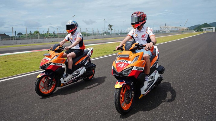 Foto: Marc Marquez dan Pol Espargaro Keliling Sirkuit Mandalika menggunakan Honda Vario 160 (Dok: Astra Honda Motor)
