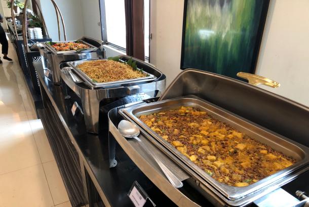 Paket bukber di tahun 2022 ini di bandrol hanya seharga Rp. 70.000,- net/pax dengan menu all you can eat mulai dari aneka Takjil, maincourse, sup, aneka baverage dan stall Lamb Shawarma yang selalu ada setiap harinya. Tempat bukber itu sendiri berada di restaurant Hotel 88 Mangga Besar VIII Lt 10 dengan view pemadangan city view yang instagramable. - (istimewa)