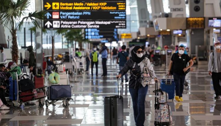 Sejumlah calon penumpang pesawat berjalan di Terminal 3 Bandara Soekarno Hatta, Tangerang, Banten.