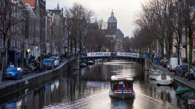 Kanal-kanal indah menghiasi Kota Amsterdam, salah satunya di kawasan red light district De Wallen Foto: Shutter Stock