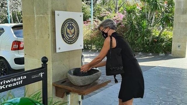 Turis asing di kawasan wisata Nusa Dua - IST