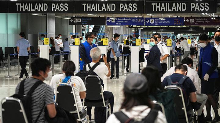 Wisatawan asing menyiapkan dokumennya saat berada di Bandara Suvarnabhumi pada hari pertama kampanye pembukaan kembali di Bangkok, Thailand, 1 November 2021. REUTERS/Athit Perawongmetha