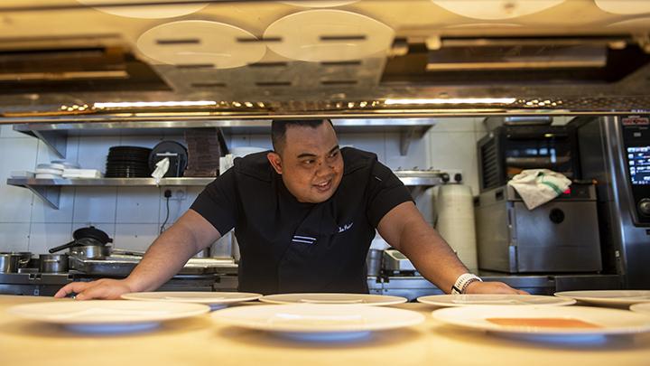 Kepala Chef Atmosphere Eka Pratama memantau pekerjaan koki di restoran Atmosphere, Dubai, Uni Emirat Arab, Senin 14 Maret 2022. Eka Pratama merupakan orang Asia pertama yang menjadi Executive Chef di restoran tertinggi di dunia Atmosphere, Burj Khalifa, Dubai. ANTARA FOTO/M Agung Rajasa