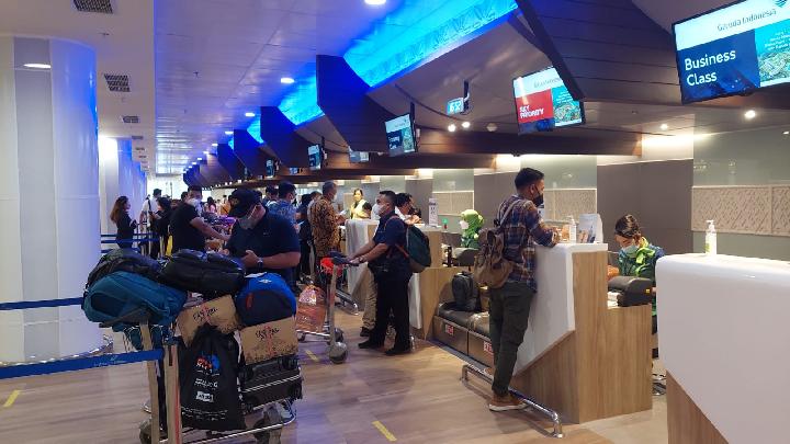 Penumpang Bandara Lombok melakukan proses check in di counter. Dok. AP I Bandara Lombok