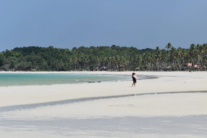 Hamparan pasir putih Pantai Trikora. (Sumber: Unsplash)