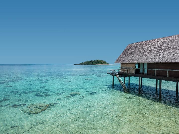 Bersantai di cottage kawasan Pantai Telunas. (Sumber: Unsplash)