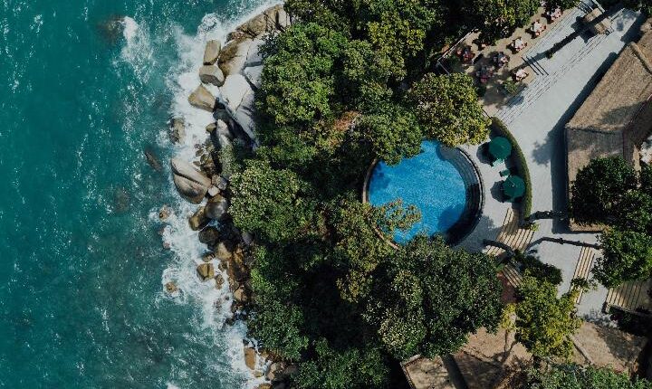 Deburan ombak di resort Pantai Marina. (Foto: Unsplash)