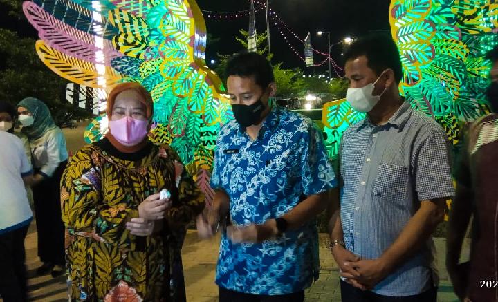 Menteri Pariwisata dan Ekonomi Kreatif Sandiaga Uno bersama Wakil Gubernur Kepri dan Wali Kota Batam di acara Wonderfood and Art Batam. TEMPO/Yogi Eka