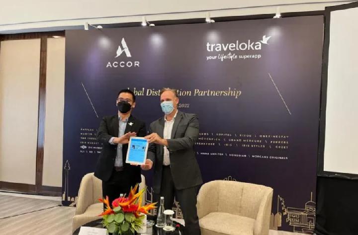 CEO Accor Southeast Asia, Japan & South Korea, Garth Simmons (kanan) dan Alfan Hendro, Chief Operating Officer Traveloka di pengumuman kemitraan distribusi baru Accor dan Traveloka, Raffles Hotel, Jakarta, Senin 4 April 2022/ANTARA