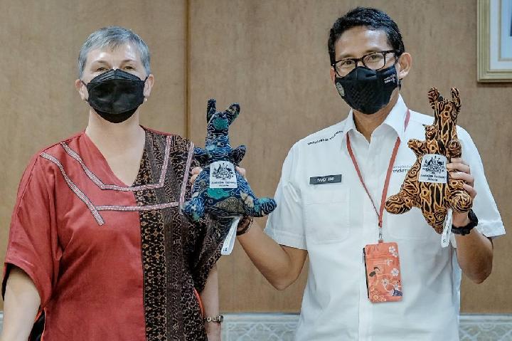 Menteri Pariwisata dan Ekonomi Kreatif Sandiaga Uno bertemu dengan Duta Besar Australia Penny Williams untuk membahas kerja sama sektor pariwisata. Dok. Kemenparekraf