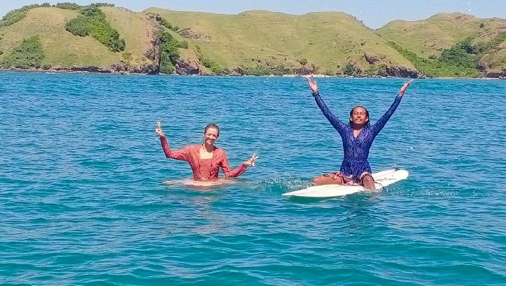Shilla (berkebaya biru), pemimpin Lombok Surfer Girl Club mengajak rekan-rekannya memperingati Hari Kartini dengan mengadakan Kartini Goes Surf 2022 di Pantai Tanjung Aan, Mandalika, Lombok, NTB. Dok. Sandika Irawan
