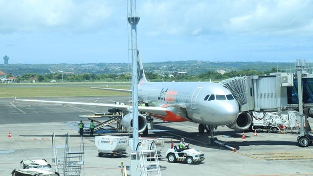 Jetstar Rute Perth-Bali PP mendarat di Bandara Ngurah Rai, Jumat (8/4). Foto: AP I