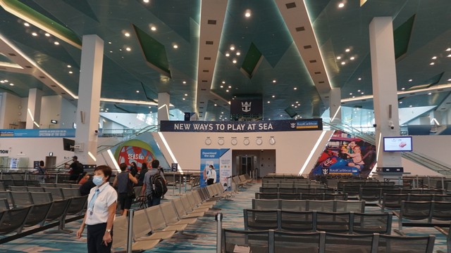 Layanan Check-In Royal Caribbean di Marina Bay Sands Cruise Center. Foto: Gitario Vista Inasis/kumparan