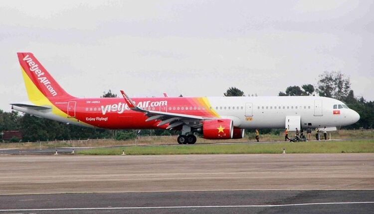 Pesawat milik maskapai VietJet yang mengalami masalah saat mendarat di Bandara Buon Ma Thout, Kamis (29/11/2018).(AFP / VIETNAM NEWS AGENCY)