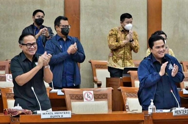 Mebteri BUMN Erick Thohir dan Wamen BUMN saat Rapat Panja Komisi V terkait Penyelematan Garuda