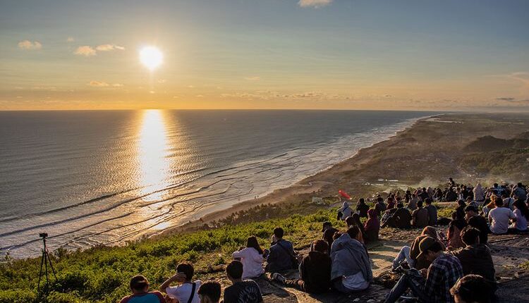 Menjelang Matahari Terbenam di Bukit Paralayang Watugupit, Yogyakarta, Minggu (19/1/2020).(KOMPAS.com/ANGGARA WIKAN PRASETYA)