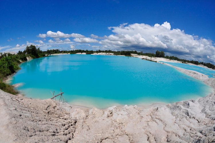 Danau Kaolin di Belitung. (SHUTTERSTOCK/BANGHOL)