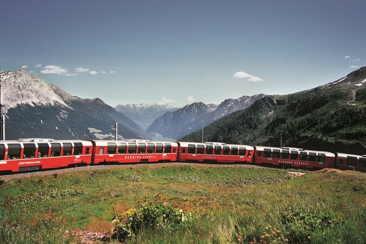 Kereta Bernina Express melintasi rel dekat Stasiun Alps Grum. (Dok. rhb.ch)