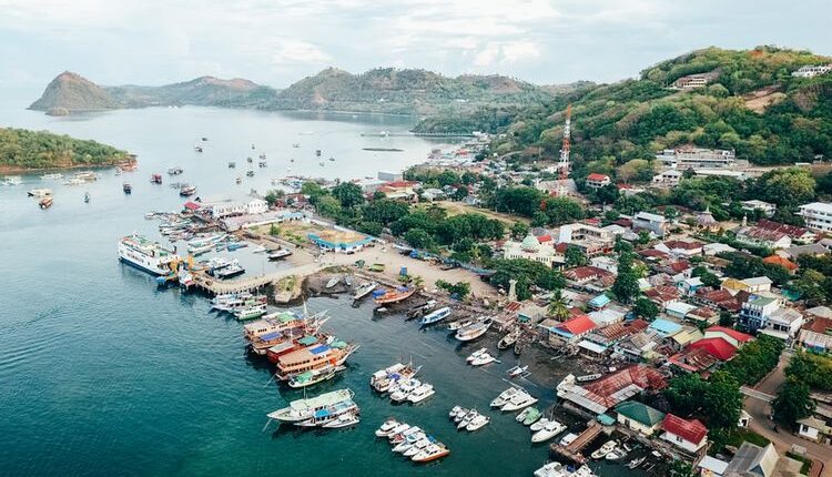 Labuan Bajo tampak dari udara.(SHUTTERSTOCK/Harry Hermanan)