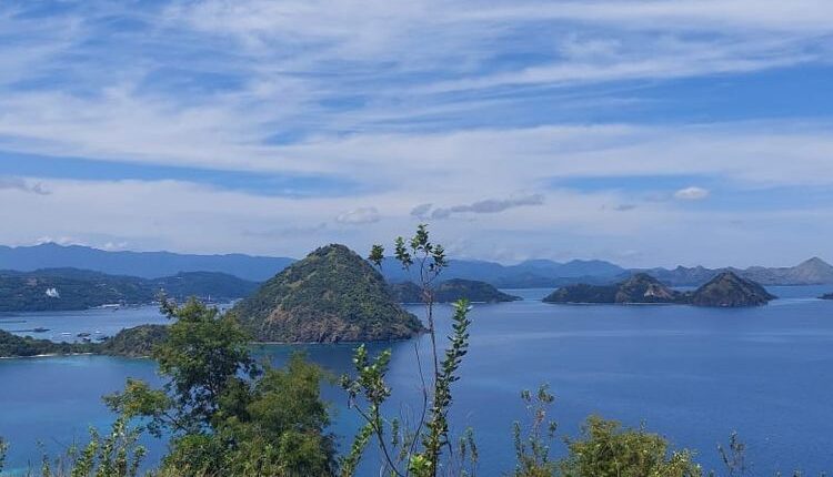 Foto : View laut dan gugusan pulau di sekitar kota Labuan Bajo diambil dari bukit Karangan, atas bukit Karangan, Kelurahan Labuan Bajo, Kecamatan Komodo, Kabupaten Manggarai Barat, NTT, Jumat (8/4/2022).(Kompas.com/Nansianus Taris)