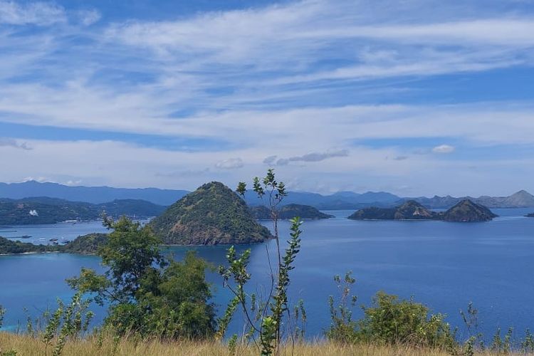 Foto : View laut dan gugusan pulau di sekitar kota Labuan Bajo diambil dari bukit Karangan, atas bukit Karangan, Kelurahan Labuan Bajo, Kecamatan Komodo, Kabupaten Manggarai Barat, NTT, Jumat (8/4/2022).(Kompas.com/Nansianus Taris)