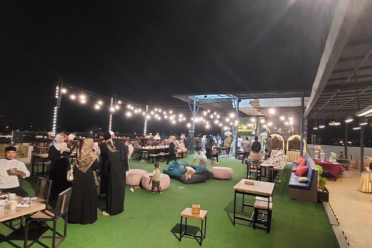 Suasana berbuka puasa di Abraj Rooftop, Grand Arabia Hotel, di Jalan Prof A Majid Ibrahim II No 3, Kampung Baru, Kecamatan Baiturrahman, Kota Banda Aceh, Aceh(KOMPAS.COM/MASRIADI SAMBO)