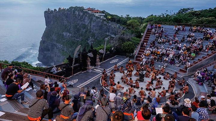 Pertunjukan Tari Kecak di panggung terbuka Pura Uluwatu, Kabupaten Badung, Bali, Sabtu, 31 Oktober 2020. Pertunjukan tari ini kembali digelar setelah sempat ditiadakan selama beberapa bulan karena pandemi Covid-19. Johannes P. Christo