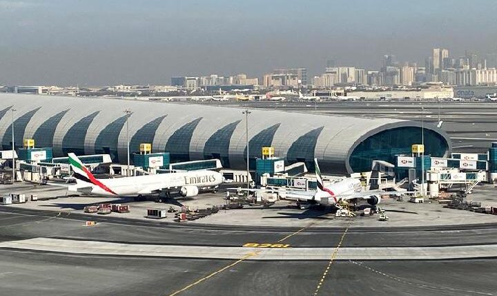 Pesawat Emirates terlihat di landasan Bandara Internasional Dubai di Dubai, Uni Emirat Arab 13 Januari 2021.[REUTERS / Abdel Hadi Ramahi]